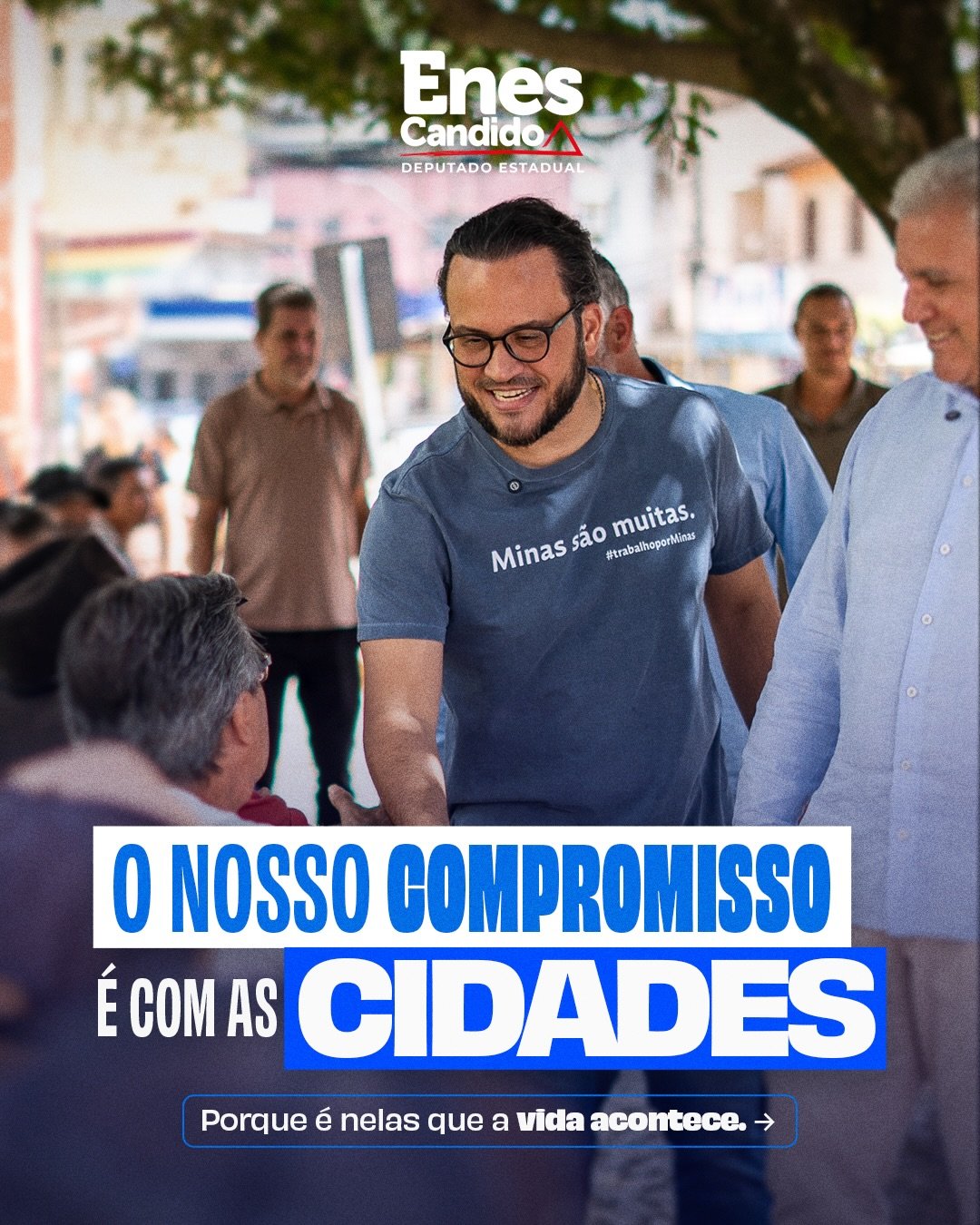 Enes Candido cumprimentando moradores em uma cidade do interior de Minas Gerais