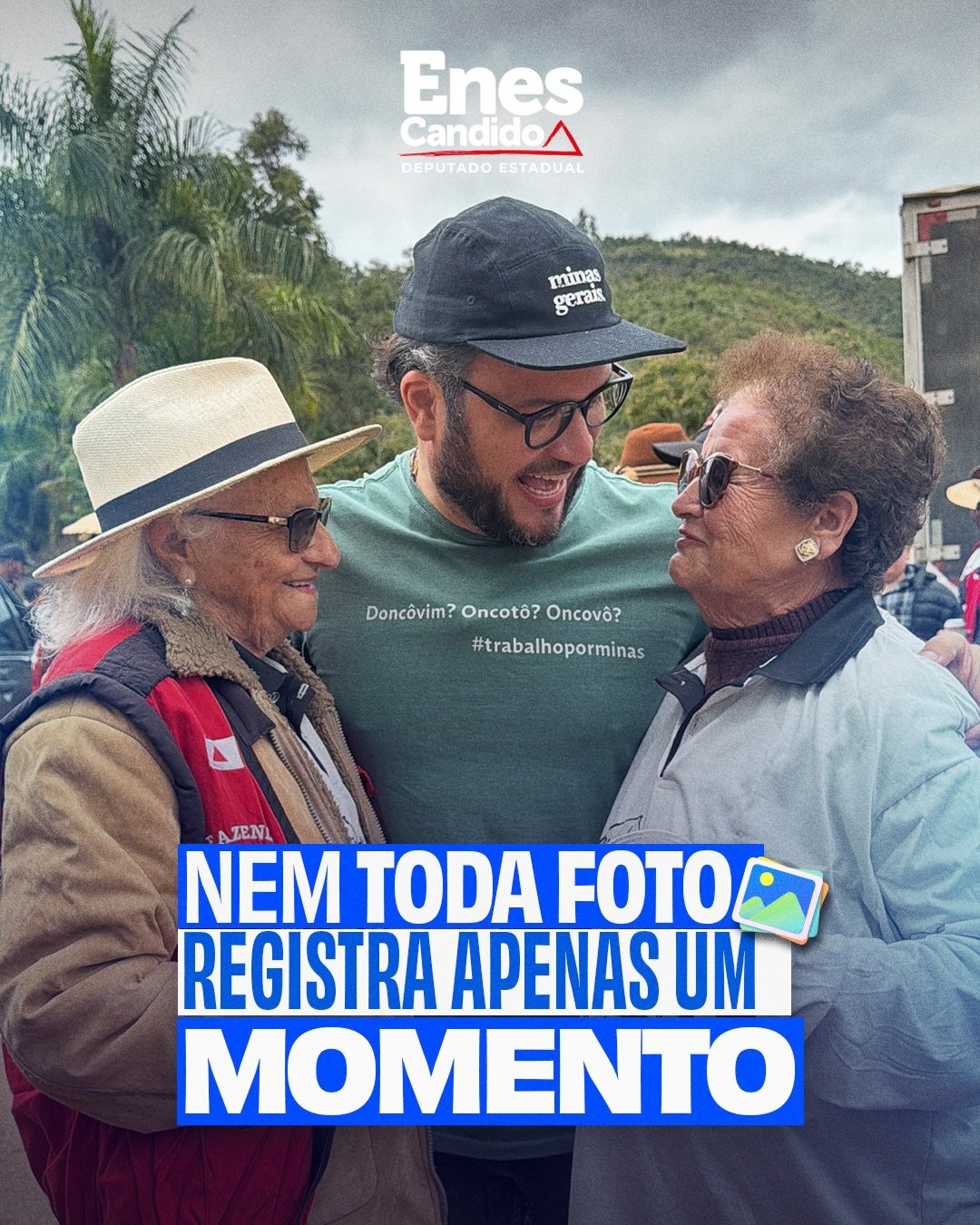 Enes Candido abraçado a duas senhoras durante agenda no interior de Minas